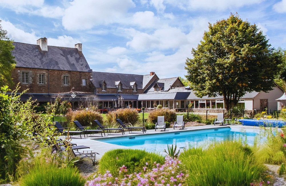 Idyllischer Klostergarten mit Pool